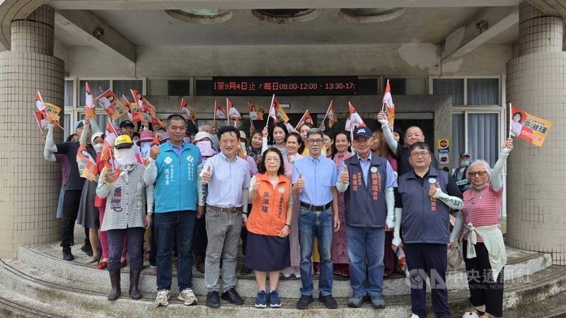 民進黨澎湖縣長參選人吳淑瑾(前中)2日在黨籍立委楊曜(前左5)、行政院南部服務中心副執行長顏子傑(前左3)等人陪同下前往澎湖縣選舉委員會辦理登記。中央社 115年9月2日
