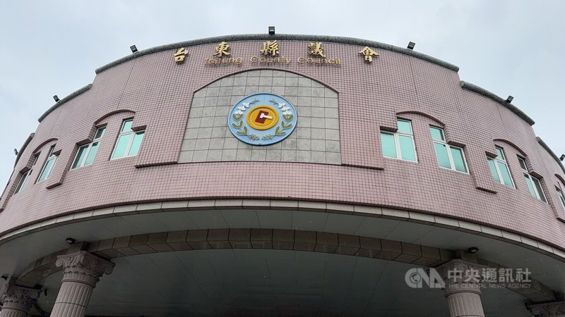 台東地檢署偵辦台東農路拓寬涉圖利渡假村案，曾動用「小型工程建議款」補助拓寬的7名縣議員，1日深夜經檢察官複訊後均予請回。中央社記者盧太城台東攝　115年9月2日