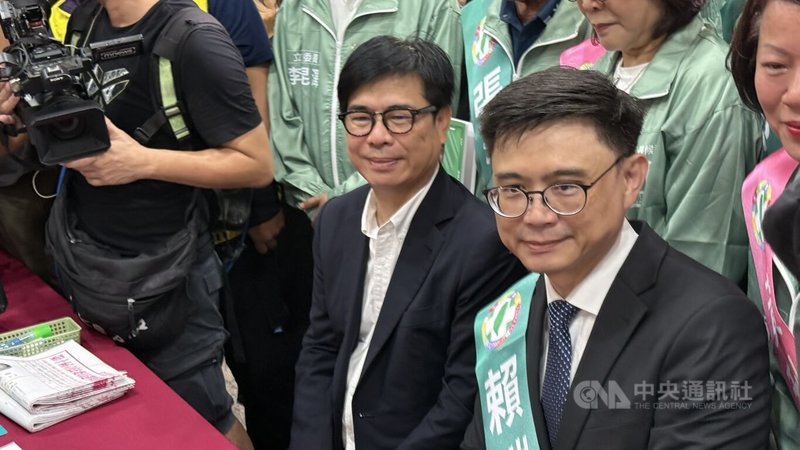 民進黨高雄市長參選人賴瑞隆(前右)2日在高雄市長陳其邁(前左)等人陪同下,前往高雄市選委會登記參選,展現團結。中央社記者蔡孟妤攝 115年9月2日
