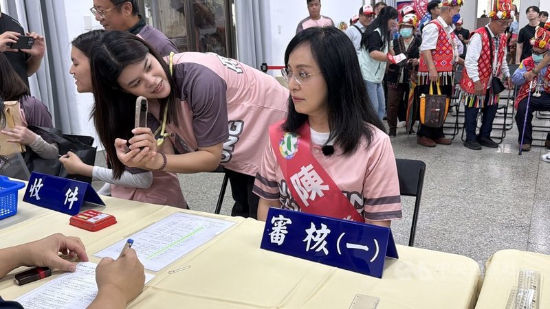 民進黨台東縣長參選人陳瑩(前右)2日前往台東縣政府大禮堂完成登記。陳瑩表示,治理縣政將秉持公平、公開,並遵守法制、清廉,讓每名公務人員都能依法行政,免於司法的恐懼。中央社記者盧太城台東攝 115年9月2日