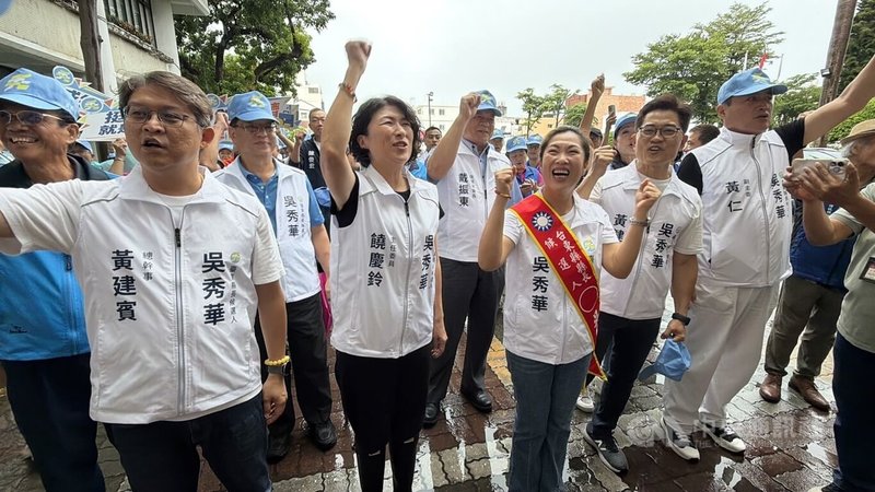 國民黨台東縣長參選人吳秀華(前左3)2日完成參選登記,她在受訪時表示,雖然最近有非常多的風雨,但她也相信風雨過後,總會迎來藍天和晴朗的陽光。前左2為台東縣長饒慶鈴。中央社記者盧太城攝 115年9月2日