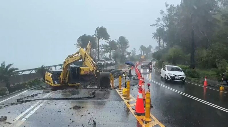 台26線墾丁石牛溪路段南下路面塌陷,公路局、台灣自來水公司、台電等相關單位一早已到場,協調進行搶修作業。(恆春警分局提供)中央社記者黃郁菁傳真 115年9月2日