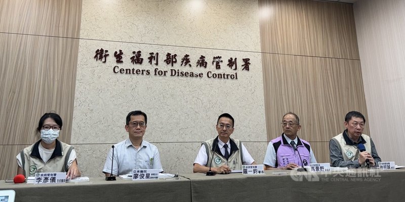 疾管署2日下午召開臨時記者會,說明診所發生急性病毒性C型肝炎群聚事件,釀11人確診。現場查核發現缺失、已勒令停業裁罰30萬元。中央社記者沈佩瑤攝 115年9月2日