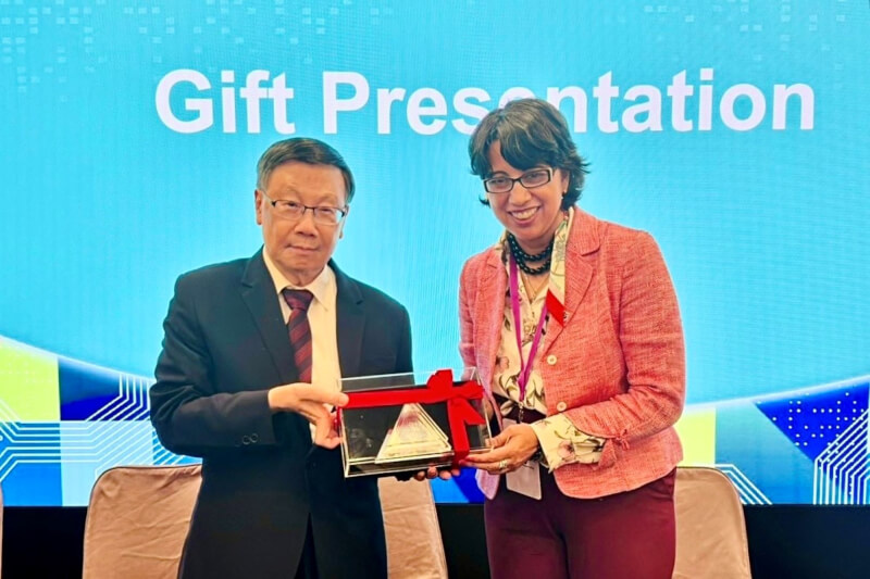 蔡進發校長致贈紀念禮予AWC校長Dr. Reetika Dhawan，象徵兩校合作情誼。