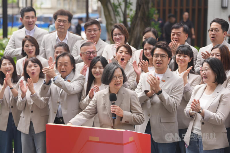 民進黨台北市長參選人沈伯洋(2排右2)2日前往台北市選舉委員會登記參選,前總統蔡英文(前中)到場為沈伯洋致詞助陣。中央社記者徐肇昌攝 115年9月2日