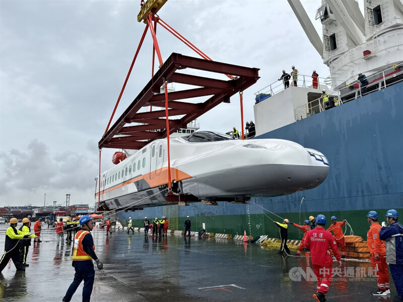 台灣高鐵向日本採購新世代列車N700ST，首組新車15日順利運抵高雄港74號碼頭。中央社記者董俊志攝　115年8月15日