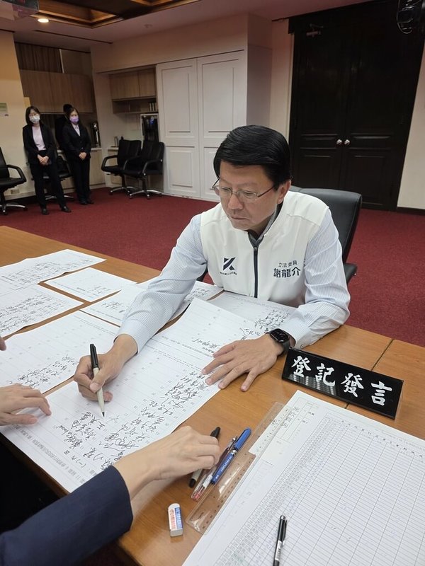 國民黨台南市長參選人謝龍介2日完成立法院新會期報到,他表示,選舉固然重要,現階段仍身負立法委員職責。(謝龍介服務處提供)中央社記者張榮祥台南傳真 115年9月2日