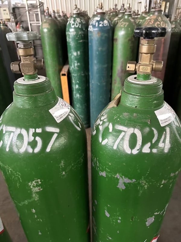 台中地檢署查獲有業者以工業用氣體假冒醫用氧氣及食用二氧化碳，檢方拘提2家業者負責人等共12人到案，其中4人聲請羈押禁見獲准，其餘交保。圖為二氧化碳氣瓶。（台中地檢署提供）中央社記者趙麗妍傳真　115年9月2日
