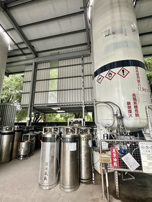 台中地檢署循線查獲有業者以工業用氣體假冒醫用氧氣及食用二氧化碳,不法獲利達新台幣350萬元,檢方訊後對4名公司負責人聲請羈押禁見獲准。圖為醫用氧氣桶。(台中地檢署提供)中央社記者趙麗妍傳真 115年9月2日