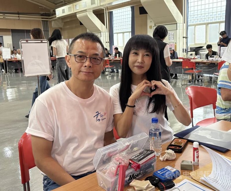 國民黨新北市議員蔡淑君(右)拚連任,2日在先生陪同下完成參選登記,並宣布這次不會舉辦大規模競總成立大會,要將經費省下來做公益。中央社記者曹亞沿攝 115年9月2日