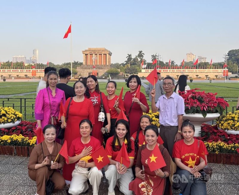 越南2日迎來建國81週年,大批身著紅旗T恤的民眾湧入巴亭廣場,宛如「制服」。他們告訴中央社,對國家走過的歷史與奮鬥感到自豪,也很幸福。中央社記者曾婷瑄河內攝 115年9月2日