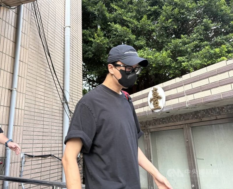 新北地方法院2日審理閃兵案,傳喚15名被告。其中被告廖人帥(圖)於庭上認罪,並表示對年輕時做出的糟糕決定感到很抱歉。中央社記者曹亞沿攝 115年9月2日