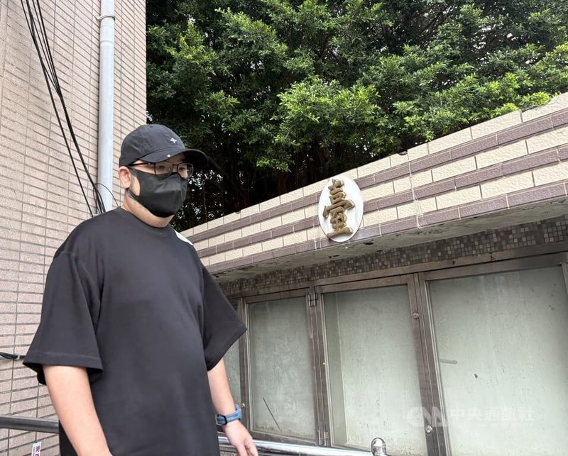 新北地方法院2日再度開庭審理閃兵案，傳喚15名被告。其中藝人阿達（圖）於庭上認罪，並表示自己已深刻反省，盼能彌補過錯，一切尊重司法判決。中央社記者曹亞沿攝　115年9月2日