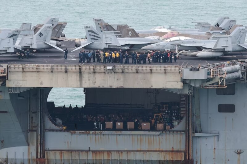 美國海軍航空母艦林肯號在海上航行超過200天後,2日上午駛入泰國林差曼港。(路透社)