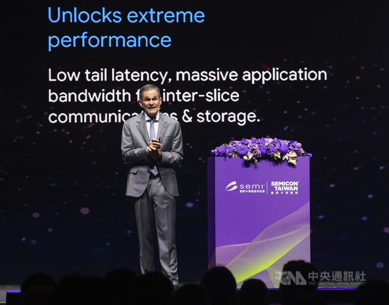 SEMICON Taiwan 2026國際半導體展於2日在台北南港展覽館開幕,Google AI與基礎架構資深副總裁暨首席技術專家瓦達特(Amin Vahdat)發表主題演講,分享AI基礎架構的未來藍圖,從客製化晶片、資料中心到高速網路的視角,探討半導體生態系的演進方向。中央社記者張新偉攝 115年9月2日