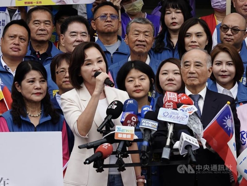 國民黨高雄市長參選人、立法委員柯志恩(前左)3日赴高雄市選舉委員會登記參選高雄市長,並強調將帶領高雄迎向新未來的決心。前右為前立法院長王金平。中央社記者董俊志攝 115年9月3日