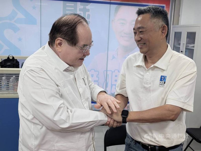 國民黨籍前金門縣長楊鎮浯（右）3日表示，不參選2026年縣長選舉；國民黨副主席李乾龍（左）說，楊鎮浯在國民黨中非常優秀，「不管以後在任何的角色裡面，我想國民黨2028年重返執政以後，鎮浯一定有非常重要的角色可以來扮演」。中央社記者吳玟嶸攝　115年9月3日