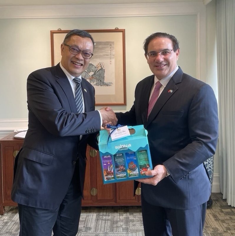 瓜地馬拉共和國內政部長畢耶達（Marco Antonio Villeda Sandoval）（右）訪台，外交部政務次長陳明祺（左）2日午宴款待畢耶達一行，並互贈禮品。（外交部提供）中央社記者楊堯茹傳真 115年9月3日