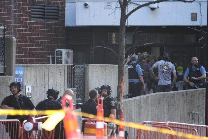 美國明尼阿波利斯市中心一棟公寓大樓2日下午發生槍擊案，警方到場封鎖現場。（美聯社）