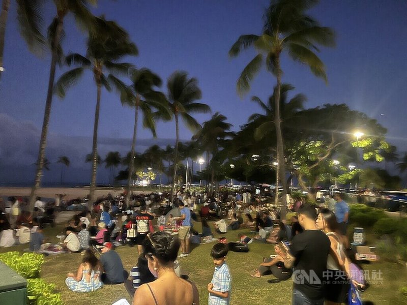夏威夷威基基海灘晚間聚集大批遊客,等候施放煙火。照片攝於6月26日。中央社記者林宏翰攝 115年9月3日