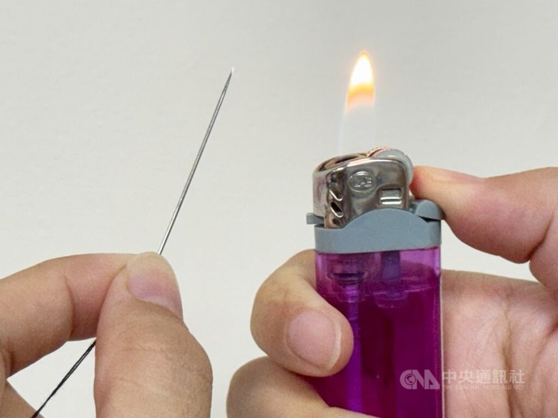 台中80歲獨居阿嬤將縫衣針用火烤消毒後，戳臀部疔瘡，卻引發細菌感染。中央社記者趙麗妍攝　115年9月3日