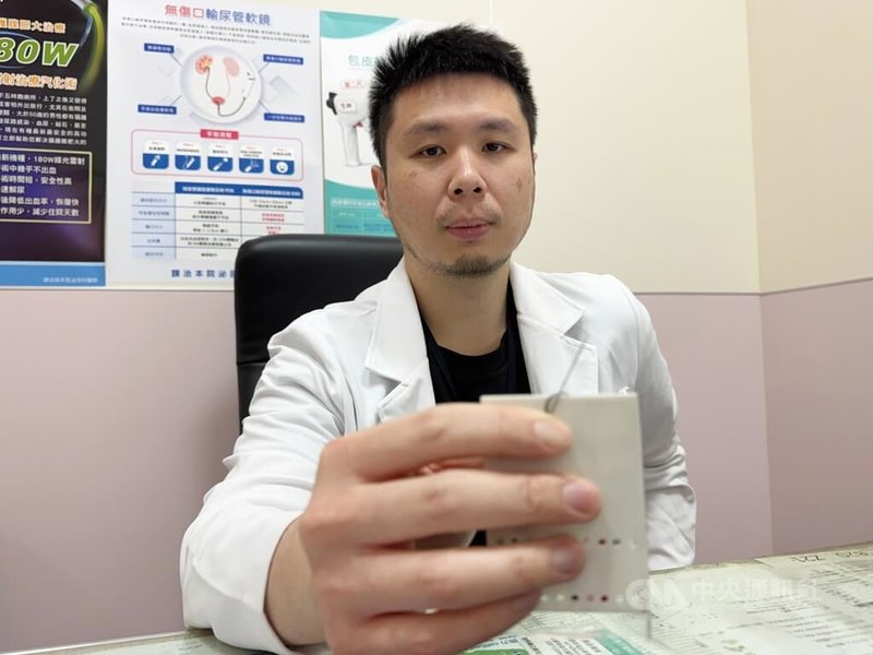 駐診在李綜合醫院的台中榮總大腸直腸外科主治醫師曾禹康(圖)表示,阿嬤用針戳屁股的疔瘡,導致傷口感染腫如棒球,清創就花了近一小時。中央社記者趙麗妍攝 115年9月3日
