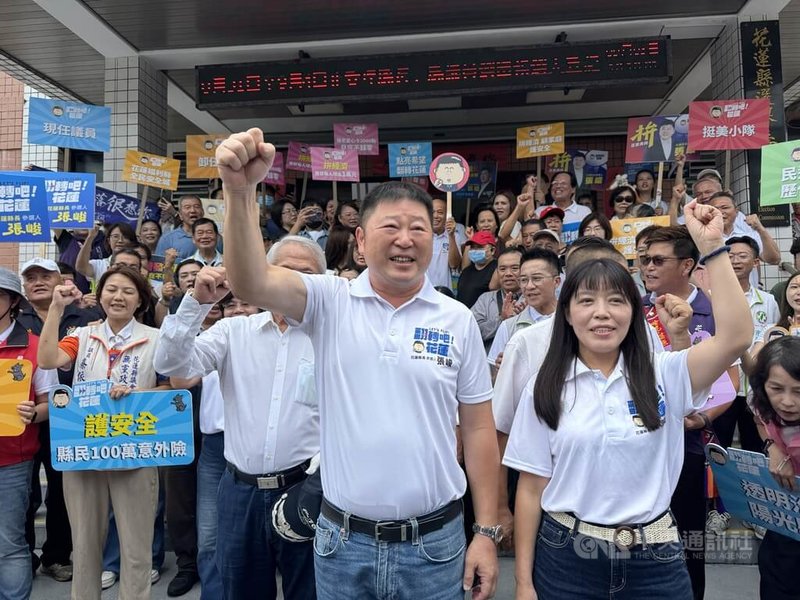 無黨籍花蓮縣議會議長張峻（前排右2）參選花蓮縣長，3日到花蓮選舉委員會完成登記。中央社記者張祈攝　115年9月3日