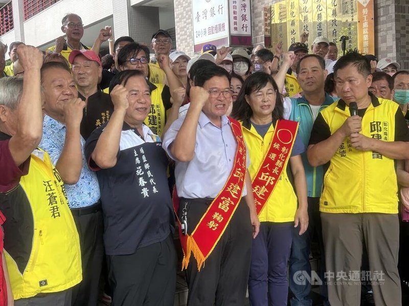 無黨籍彰化縣長參選人邱建富（右3）3日到彰化選舉委員會登記參選說，如果當選，將帶領彰化轉型。中央社記者吳哲豪彰化攝　115年9月3日