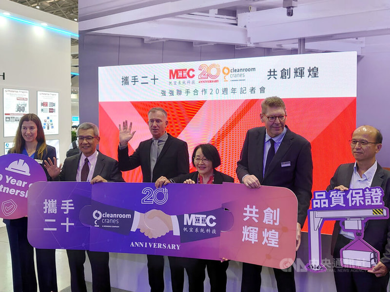帆宣3日在SEMICON Taiwan國際半導體展的展位，舉行與Mennens Cleanroom Cranes合作20週年慶祝會，由帆宣董事長高新明（右3）主持。中央社記者張建中攝　115年9月3日