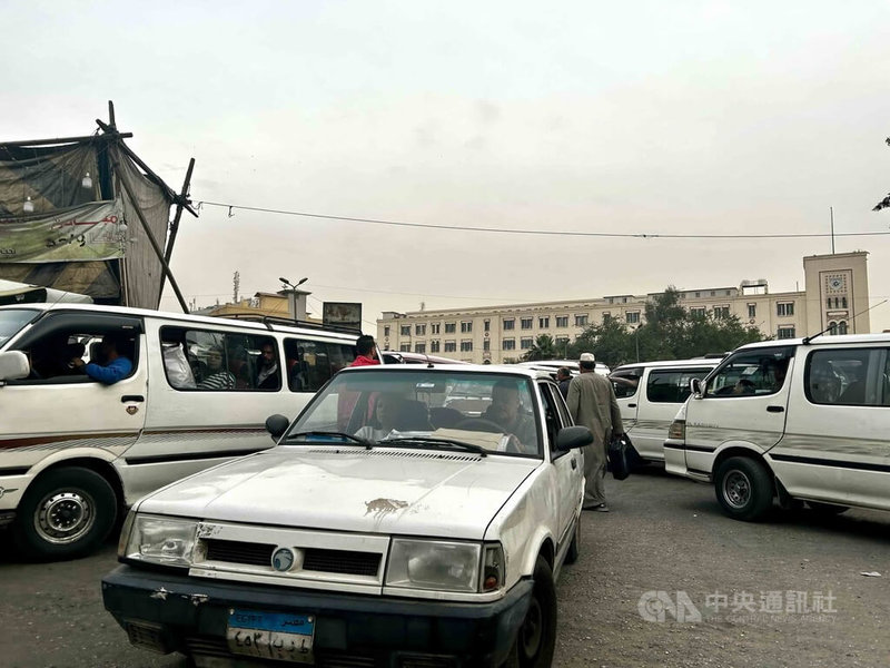 滿街跑的白色載客小巴是埃及非常特殊的交通現象，一種基層民眾用經濟型載客交通工具，介於私人營運、計程車與公共大眾運輸之間。中央社記者施婉清開羅攝 115年9月3日