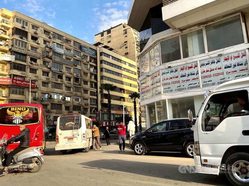 埃及小巴司機有如馬路霸王,橫衝直撞,常常一聲不響就轉彎或停下來,而且車體破舊,也不怕擦撞。中央社記者施婉清開羅攝 115年9月3日