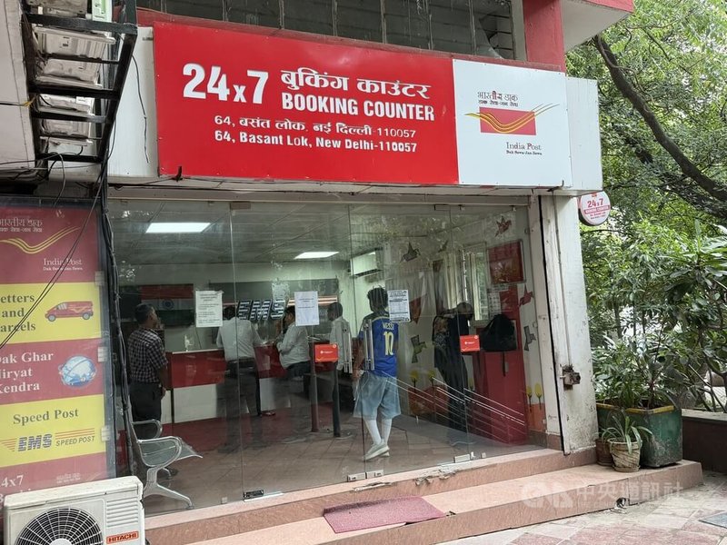 印度國營印度郵政（India Post）調漲郵資，網拍業者受訪表示，運費翻了幾乎一倍，將寧願找私人快遞。圖為新德里一處印度郵政據點。中央社記者李晉緯新德里攝　115年9月3日