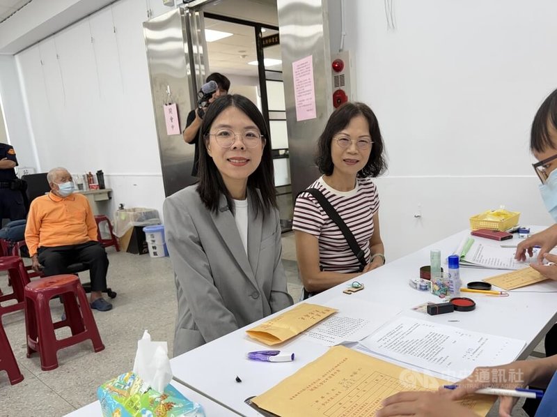 無黨籍苗栗縣苑裡鎮長劉育育(前左)4年前以政治素人、黑馬之姿贏得勝選,3日下午在家人陪同下完成參選登記,將力拚連任。中央社記者管瑞平攝 115年9月3日