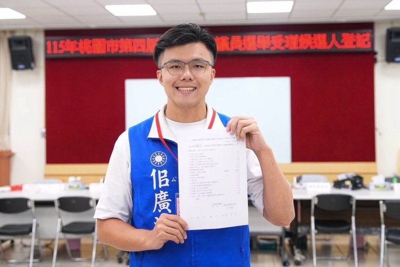 國民黨立委萬美玲之子佀廣洋（圖）受霸凌爭議影響放棄國民黨提名，改以無黨籍身分參選桃園市議員，3日赴桃園市選委會完成登記。（佀廣洋提供）中央社記者葉臻傳真　115年9月3日