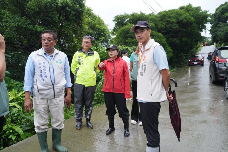 屏東豪雨不斷,8月單月累積雨量已達歷年平均雨量的8成,各地陸續出現災情,屏東縣長周春米(前右2)3日到恆春半島等多地視察。(屏東縣政府提供)中央社記者李卉婷傳真 115年9月3日