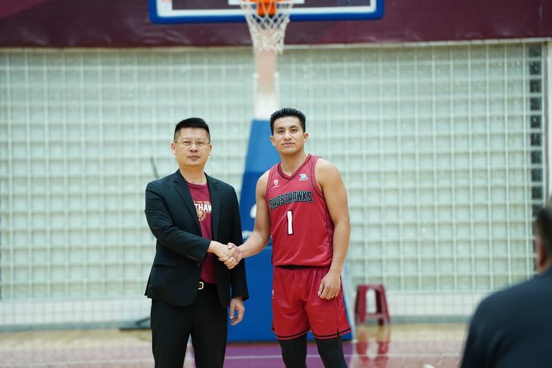 台灣職籃P.LEAGUE+ 台鋼獵鷹隊3日宣布後衛高國豪（右）正式加盟，與球隊簽下複數年約，同時附帶旅外條款，期許他與陣中主控谷毛唯嘉共組台灣最強後場組合。（台鋼獵鷹提供）中央社記者陳容琛傳真　115年9月3日