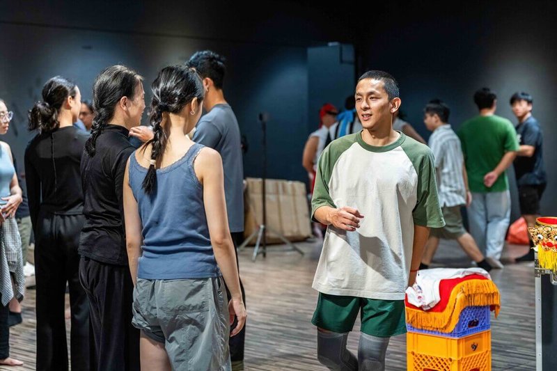 文總將於9月11、12日至波蘭舉辦Taiwan Day，舞團成員李軍（右前，穿綠袖上衣者）在「默島進行曲」中飾演帶著任務與使命感的「童子軍」一角，具特技與武術背景的他表示，加入演出後體會到感動觀眾不需超人技藝，反而從尋常市井人物中重新理解表演的本質。（中華文化總會提供）中央社記者鄭淨伃華沙傳真　115年9月3日