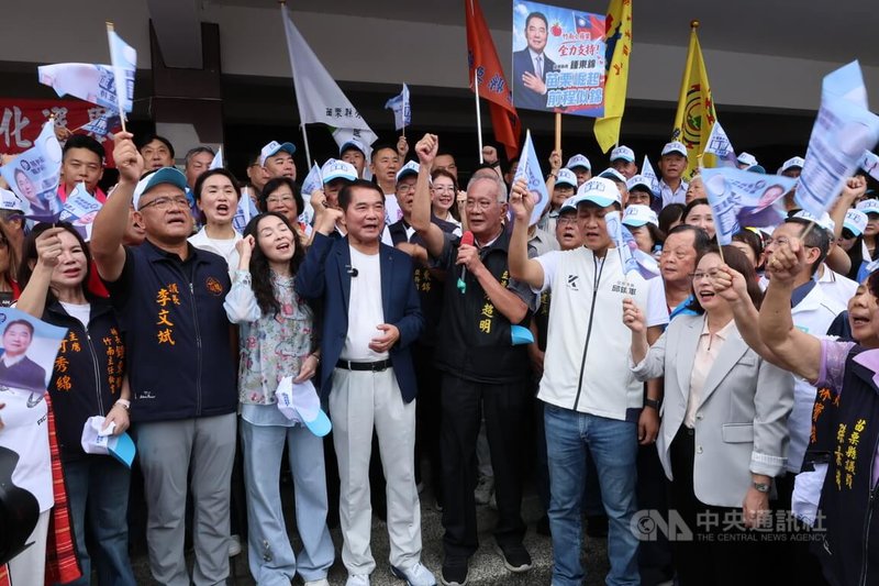 苗栗縣長鍾東錦（前左4）代表國民黨爭取連任，3日在大批支持者簇擁下辦理登記，縣內藍白政壇人士到場力挺，高喊藍白團結、票投鍾東錦。中央社記者管瑞平攝　115年9月3日