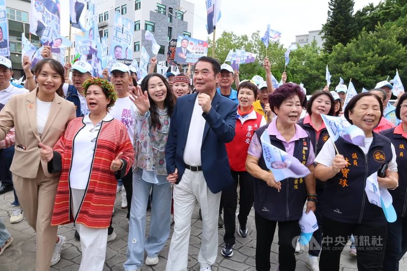 國民黨苗栗縣長鍾東錦(前中)拚連任,3日上午在妻子陳美琦(前左3)與各界支持者陪同下,從競選總部出發,步行前往苗栗縣選委會設於縣府文化觀光局中正堂的選務中心辦理苗栗縣長參選登記。中央社記者管瑞平攝 115年9月3日