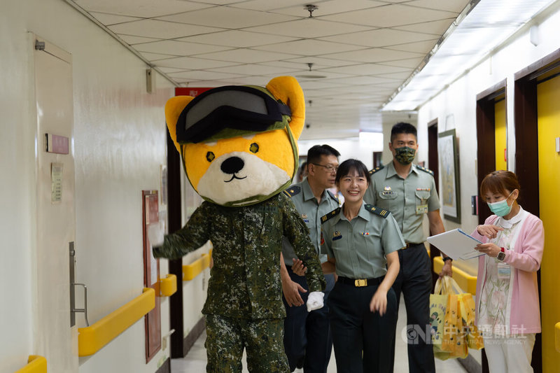 9月3日是軍人節，國軍吉祥物柴寶（左）前往北榮兒童病房互動。中央社記者游凱翔攝　115年9月3日