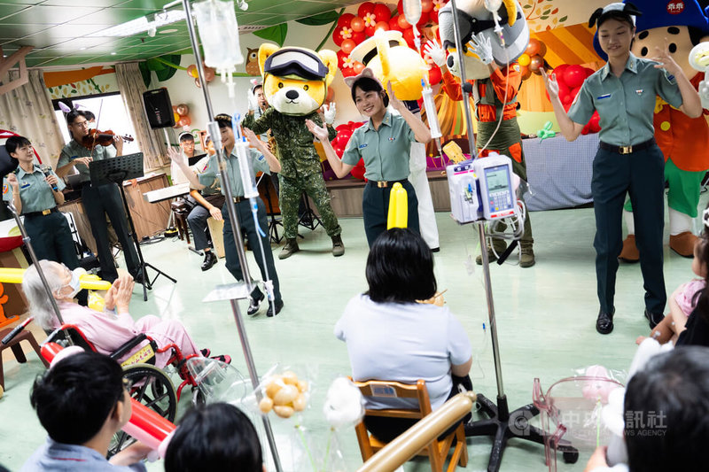 9月3日是軍人節,國防部藝工隊與政戰學院藝術系官兵前往北榮兒童病房唱跳。中央社記者游凱翔攝 115年9月3日