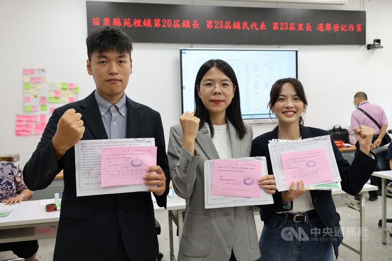 無黨籍苗栗縣苑裡鎮長劉育育（中）4年前以政治素人贏得勝選，3日辦理登記爭取連任，並與首次參選鎮民代表的青農陳郁元（左）、總統教育獎得主賴欣儀（右）一起亮相，盼帶動青年參政。中央社記者管瑞平攝　115年9月3日