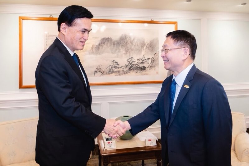 日本前農林水產大臣、眾議員小里泰弘（左）訪台，外交部常務次長葛葆萱（右）於3日代表部長林佳龍接見訪團。（外交部提供）中央社記者楊堯茹傳真　115年9月3日