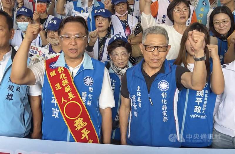 中國國民黨彰化縣長參選人魏平政(前左)3日在國民黨彰化縣黨部主任委員蕭景田(右)等陪同下,到彰化選舉委員會完成參選登記。中央社記者吳哲豪彰化攝 115年9月3日