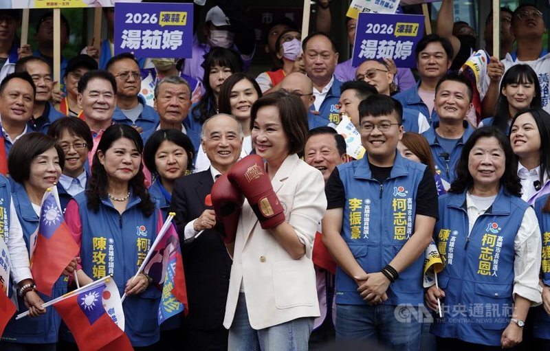 國民黨高雄市長參選人、立法委員柯志恩(中)3日赴高雄市選舉委員會登記參選高雄市長,柯志恩拿出拳擊手套,象徵打破長期阻礙高雄發展的政治派系結構。中央社記者董俊志攝 115年9月3日