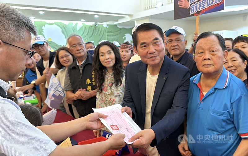 苗栗縣長鍾東錦(前右2)代表國民黨爭取連任,3日完成辦理登記,強調以實力推動施政,打造宜居、宜遊、宜老、宜幼、宜業的幸福家園。中央社記者管瑞平攝 115年9月3日