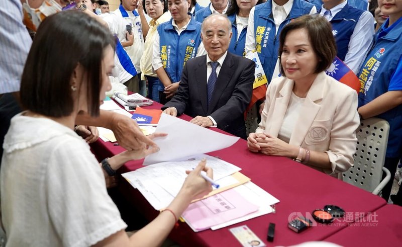 國民黨高雄市長參選人柯志恩(前右)3日在前立法院長王金平(前右2)等人陪同下,赴高雄市選委會正式 登記參選市長。中央社記者董俊志攝 115年9月3日