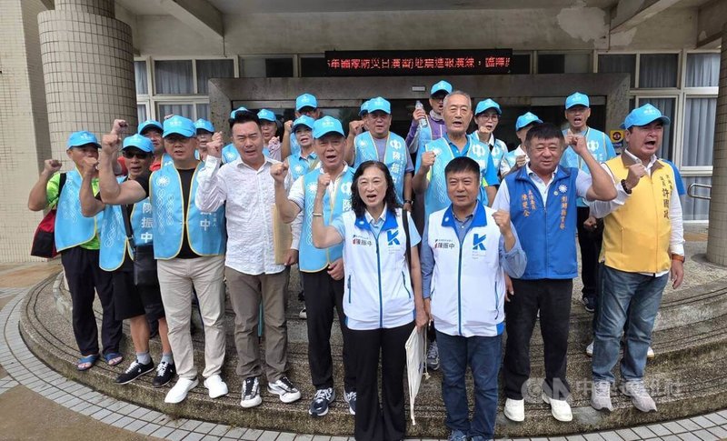 中國國民黨澎湖縣長參選人陳振中（前右）3日在國民黨澎湖縣黨部主任委員（2排右2）等陪同下，到澎湖選舉委員會完成登記，眾人振臂喊聲，團結士氣。中央社  115年9月3日