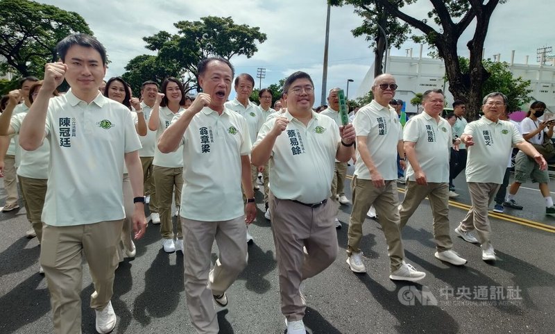 民主進步黨籍立法委員蔡易餘（前左3）3日在嘉義縣長翁章梁（前左2）與民進黨籍立委陳冠廷（前左1）等陪同下，到嘉義縣選舉委員會登記參選嘉義縣長。中央社記者蔡智明攝　115年9月3日