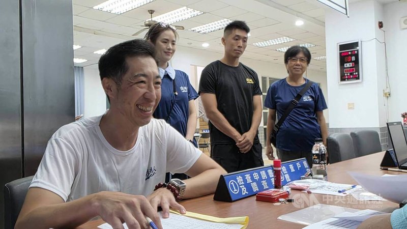 無黨籍前澎湖縣副縣長許智富(左)3日在親友陪同下,到澎湖選舉委員會完成參選澎湖縣長登記。中央社 115年9月3日